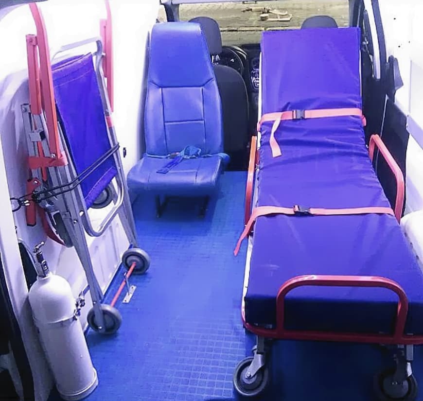 interior de ambulancia con camilla y silla de ruedas